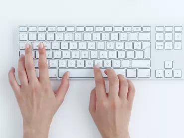 dłonie piszące na klawiaturze
